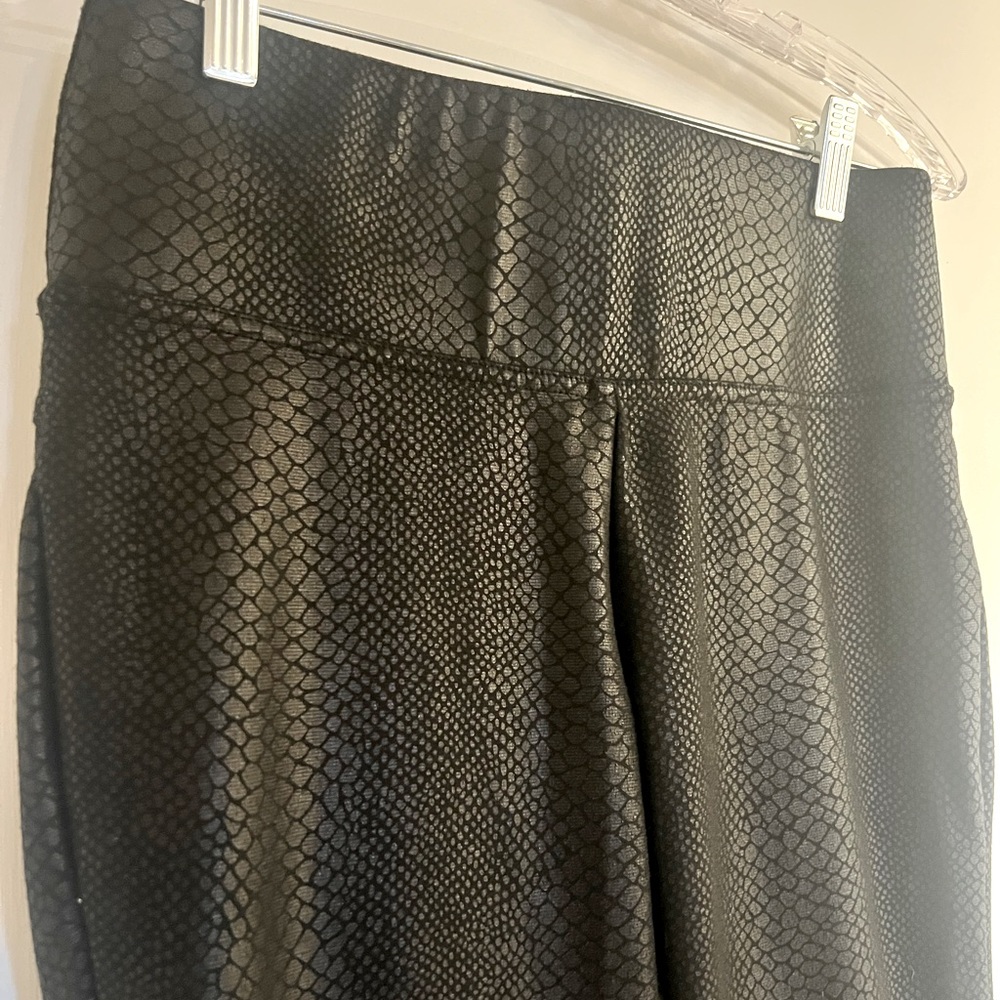 Vince Camuto snake skin print legging
Think waist band
Size small